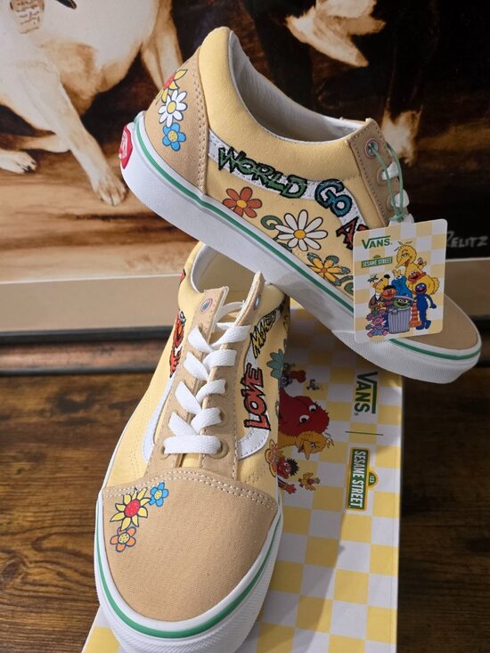 Vans Shoes - VANS x Sesame Street Elmo Old Skool Sneakers Shoes Women's Sz 7.5 US NEW RARE
